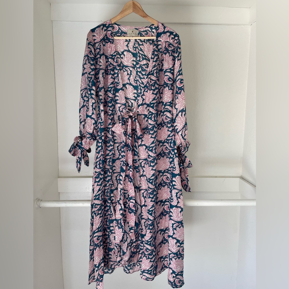 HANNAH Artwear Women's Blue
Luna Floral-Print Silk Wrap Dress
Size 0